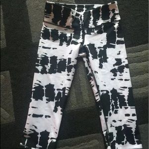 Alo Yoga Pants Capri Small Airbrush White Black